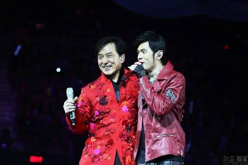 成龙60岁生日演唱会强吻金喜善?EXO抢镜王周