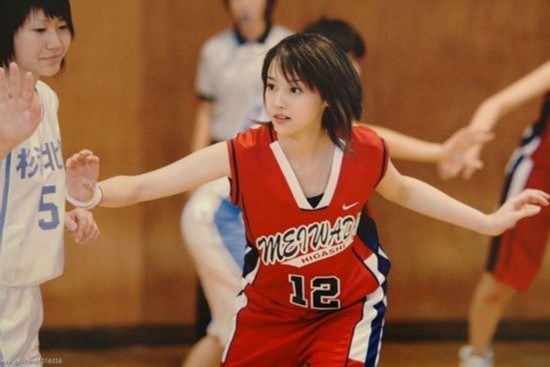 春天到了 找个女生一起打篮球吧