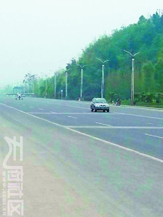 空中悍马突降公路加油 加97号汽油