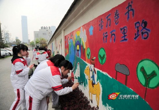 侨谊中学学子校内涂鸦 围墙或成锡版芙蓉隧道