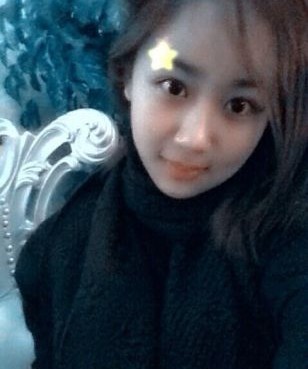 杨紫驱车游玩秀自拍 长发浓妆妩媚显女人味(图