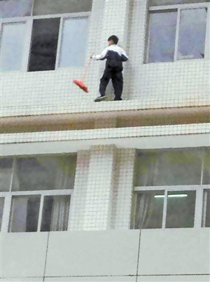 深圳一初中生4楼窗台扫地人大代表痛批学校