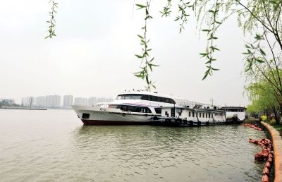 豪华游船驶进运河 服务"扬州邵伯高邮"游线