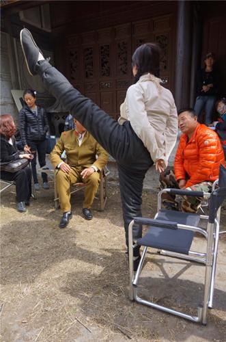 海清拍戏间隙练踢腿疑为《好舞蹈》首秀演习