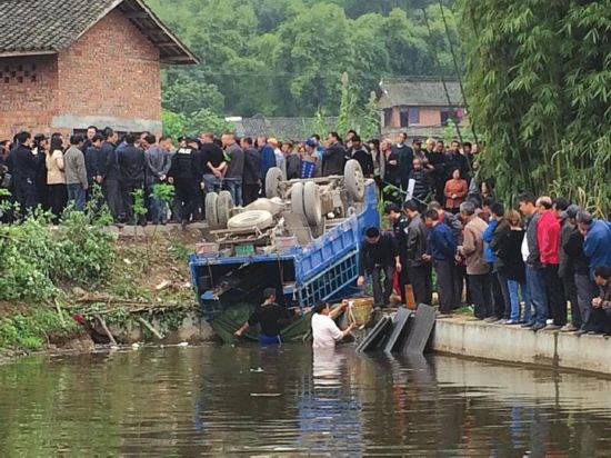 内江:20人挤进四轮车 撞石墩翻入水塘致2死7伤
