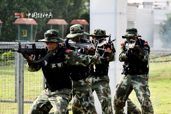组图:武警特种兵"尖刀铁拳" 飒爽英姿