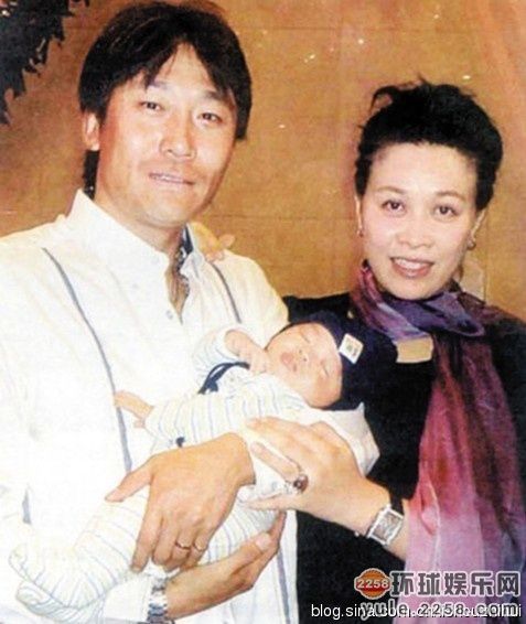 王岳伦偷看李湘手机被抓包 曾被曝协议离婚