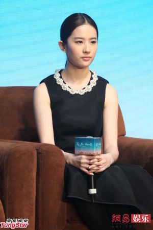 刘亦菲患泪腺炎眼肿得吓人 叫医生不要吓她