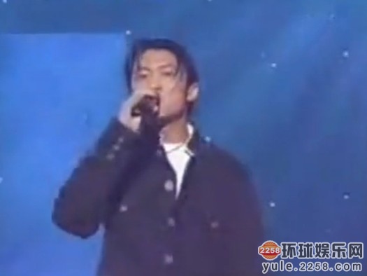 王岳伦偷看李湘手机被抓包 曾被曝协议离婚
