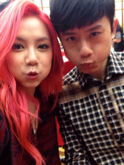 邓紫棋邀众歌手玩金鱼嘴自拍 网友大赞可爱(图