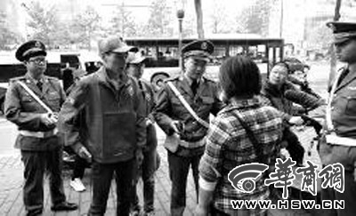 大学生志愿者体验城管执法 感受:辛苦琐碎误解