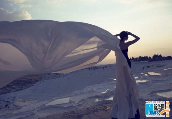 戚薇写真问鼎销量冠军 跨云海化身美丽勇士