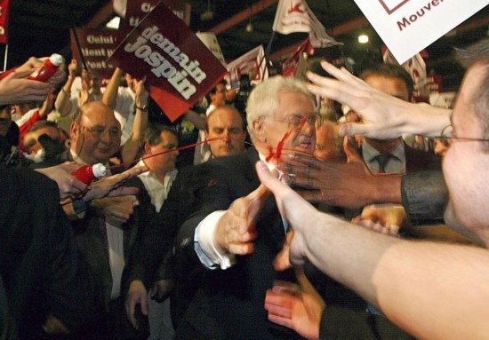 希拉里演讲被丢鞋 盘点被袭击过的名人