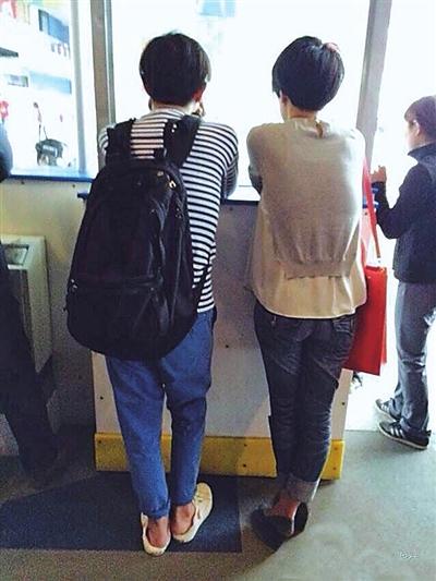 文章夫妇带女儿外出 网友:像什么都没发生过(图