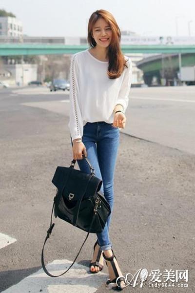 夏季经典穿衣搭配 T恤+紧身裤永远不会过时