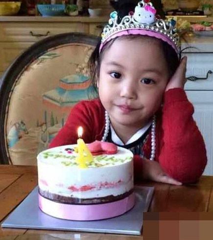 赵薇女儿四岁生日照曝光 仿如与母亲同出一辙