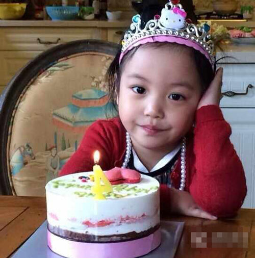 赵薇发合影祝女儿四岁生日 小四月如翻版小燕