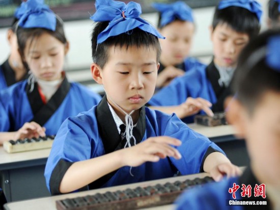 組圖：江西學童穿古裝學珠算傳非遺