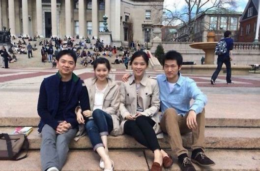 奶茶妹妹与刘强东合照 搂后背晒恩爱