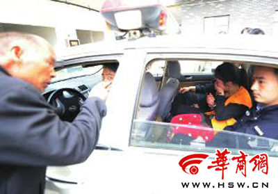 父亲(左)希望女儿好好改造本报记者叶原摄