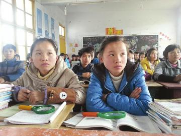 宜宾放大镜女孩受关注 华西专家:看病不用挂