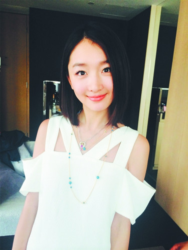 周冬雨穿白色中短裙亮相 剪齐肩短发靓丽(图)
