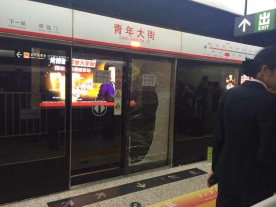 沈阳地铁一号线疑发生骚动全线延误     在青年大街站,乘客下车的第
