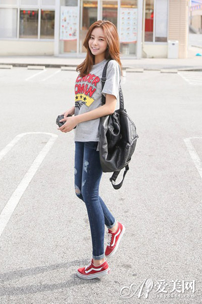 印花T恤+牛仔裤 夏装搭配拒绝平庸