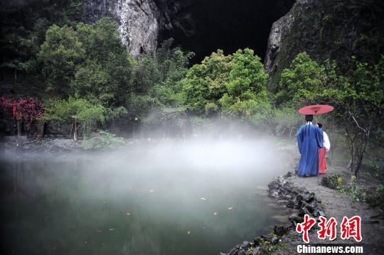 重庆酉阳桃花源举行首届传统汉服集体婚典(组