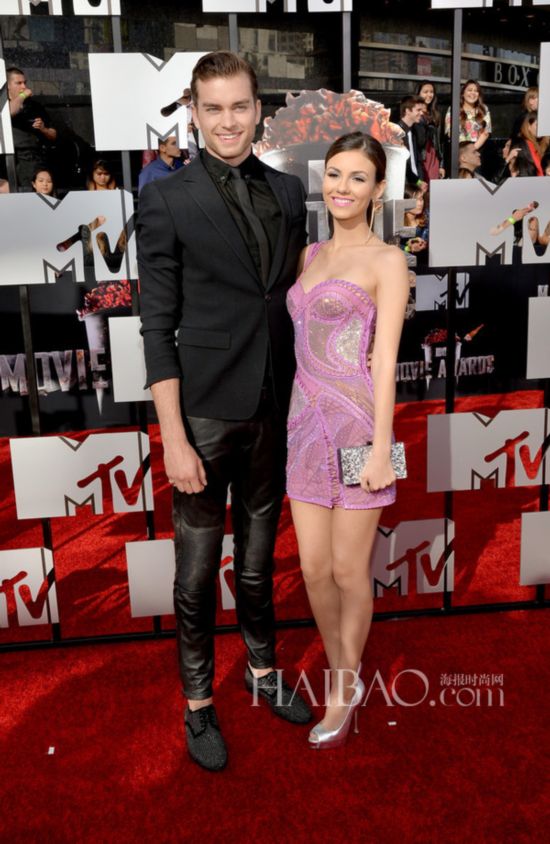 ά�����ǡ���˿�� (Victoria Justice) ����˼�ܸ߶� (Atelier Versace) ���������Pierson Fode����2014��MTV��Ӱ��
