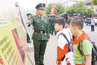 武警龙岩市森林支队官兵向小学生讲解森林防火