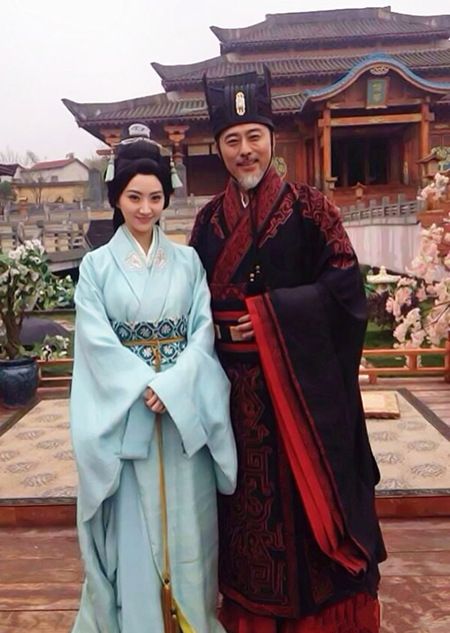 粉丝探班《班淑传奇》景甜汉服被赞美cry