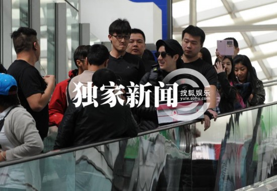 谢霆锋与房祖名回京大叔正太引粉丝追逐图18