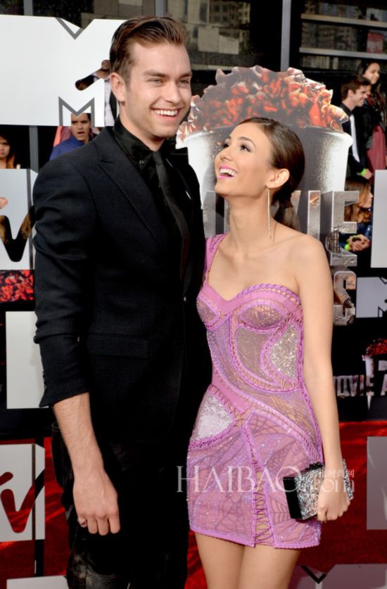 άǡ˿ (Victoria Justice) ˼ܸ߶ (Atelier Versace) Pierson Fode2014MTVӰ