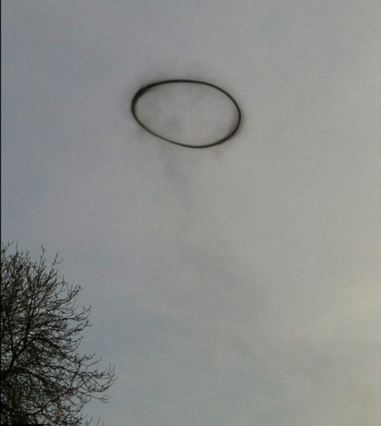 英国天空出现神秘黑色圆环 空中飘浮3分钟消失