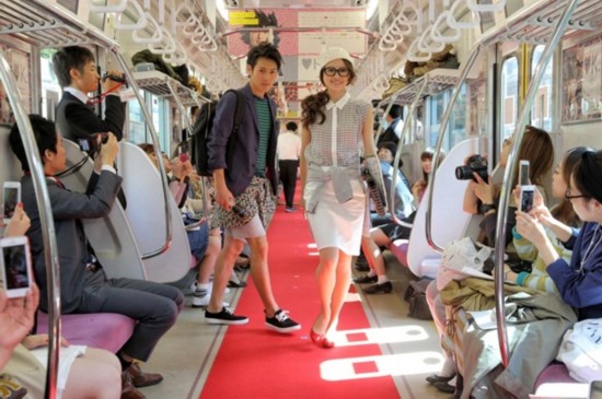 日本东京上演电车时装秀