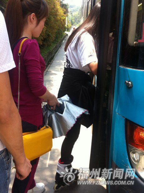 福州:女子竟踩溜冰鞋上公交车 司机:应该予以禁