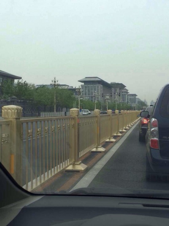 土豪金护栏亮相北京长安街(组图)