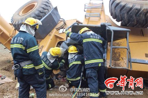 榆林郑家川附近一铲车侧翻 司机被困