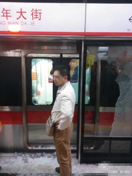 沈阳警方:打火机着火引乌龙 地铁乘客砸玻璃系