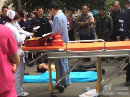 小偷连刺业主三刀 民警赶到时割伤自己耳朵装