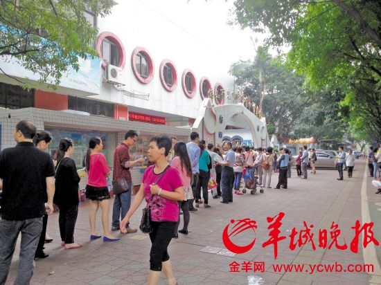 佛山取消幼儿园小小班家长通宵排队争入公办