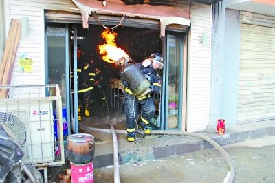 皇甫江武抱着喷火的煤气罐冲出餐馆大门 