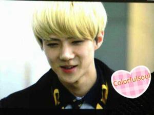 EXO吴世勋照片:秀身材卖萌表情多(组图)