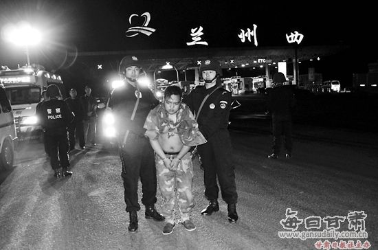 云南男子窜入兰州一烤肉店劫杀老板娘 民警千