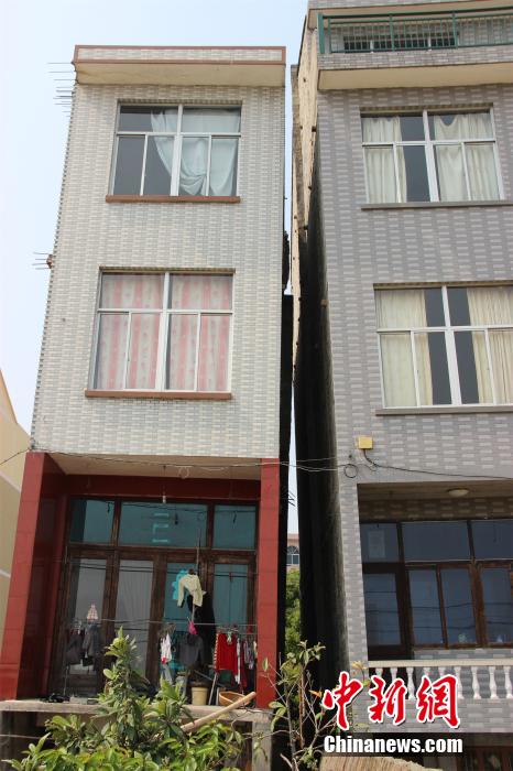 浙江温岭歪歪楼近十年未拆 协调未果老少住危