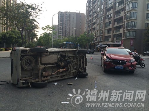 福州:无红绿灯十字路口未减速 面包车被撞侧滚