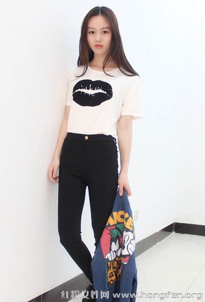 衬衣T恤+高腰紧身裤 打造长腿显高挑