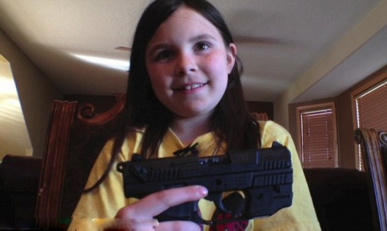 美8岁女童拍请让我使用手枪视频抗议禁枪令