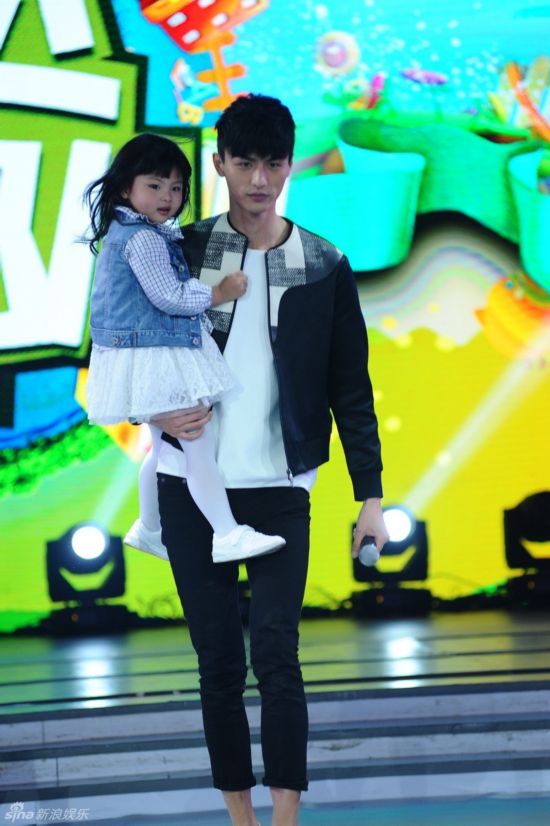 《快乐大本营》迎星爸萌娃 为《爸爸去哪儿2》